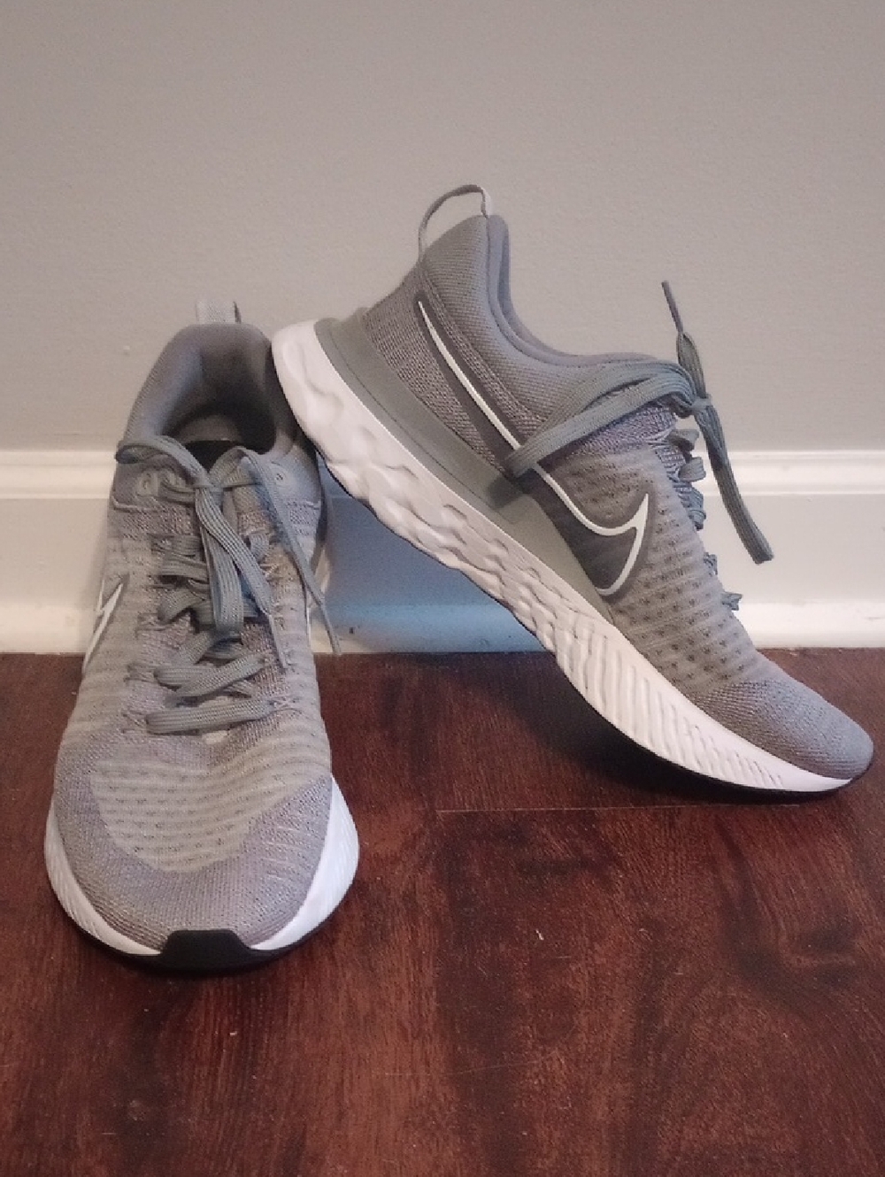 Nike Men's Gray Knit Running Sneakers with White Midsole
